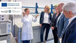 Forschende präsentieren Wissenschaftsminister Wolfgang Tiefensee und weiteren Gästen ihre Arbeiten an lichtbasierten Diagnoseverfahren zur Erkennung von Infektionskrankheiten und Antibiotikaresistenzen.