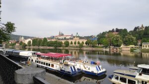 Der Fluss namens Moldau, im Hintergrund die Prager Burg mit dem Veitsdom, prägt die Silhouette der Stadt.