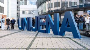 Studierende auf dem Campus der Uni Jena.