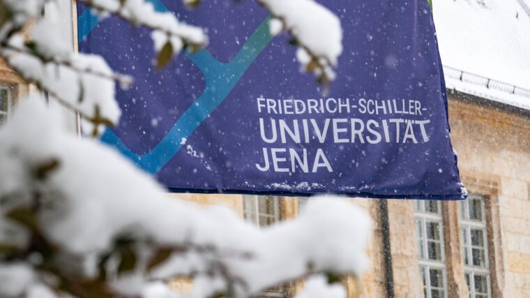 Blick auf den verschneiten Haupteingang des Hauptgebäudes UHG der Friedrich-Schiller-Universität Jena am 18.01.2024 in Jena.