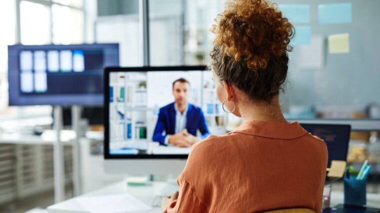 Frau im online Gespräch