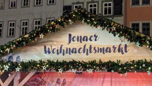 Über der Bühne auf dem Jenaer Weihnachtsmarkt am alten Rathaus.