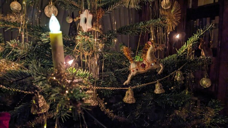 Ein hübsch geschmückter Weihnachtsbaum ist essenziell für die feierliche Stimmung.