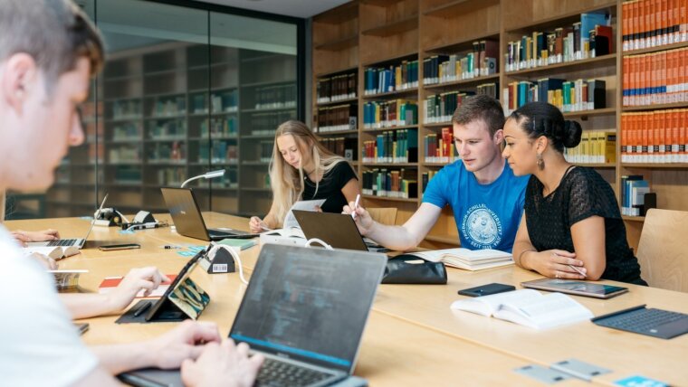 Eine Lerngruppe in der uni-Bibliothek