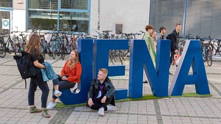 Studierende auf dem Campus der Universität Jena.