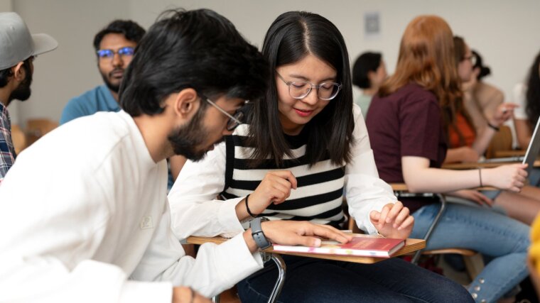 Zwei Internationale Studierende im Seminarraum