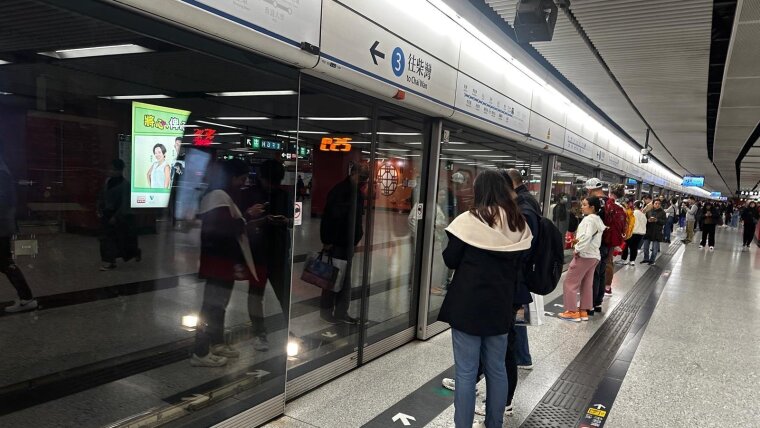 Die meinsten Bahngleise in Hongkong sind unterirdisch. Sie lassen sich mit der U-Bahn in Berlin vergleichen.