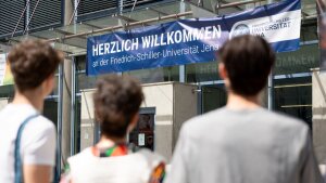 Banner mit der Aufschrift "Herzlich Willkommen"