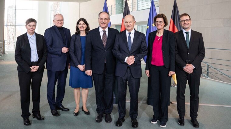 Der EFI-Vorsitzende Uwe Cantner (4.v.l.) mit Bundeskanzler Olaf Scholz (3.v.r.) und den weiteren EFI-Mitgliedern.