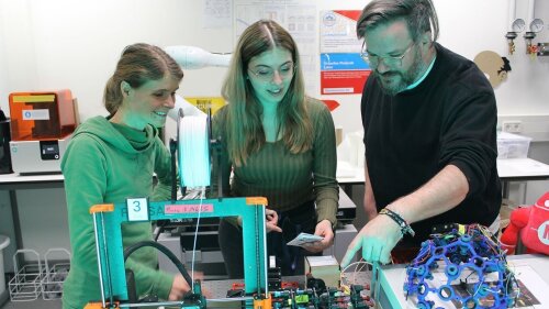 Dr. Theresia Palenta, Canan Gallitschke (Mi.) und Johannes Kretzschmar bereiten ein Experiment vor.