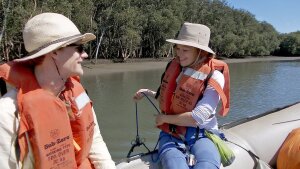 Olga Schmitz (r.) und Paul Mehlhorn beim Beproben des Sediments einer Lagune in Richards Bay (Südafrika).