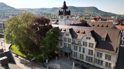 Blick auf das Universitätshauptgebäude der Friedrich-Schiller-Universität Jena