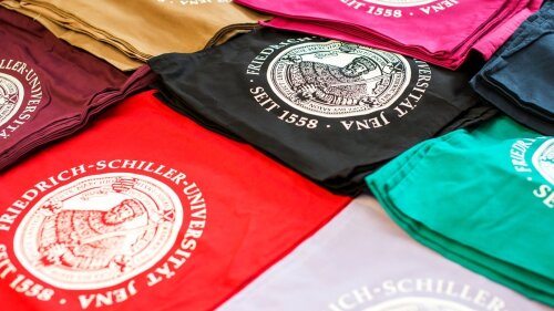 Taschen mit dem Logo der Universität Jena