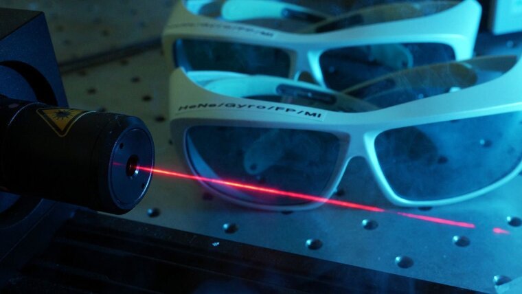 Laser mit Brillen
