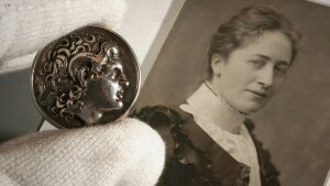 Foto: griechische Münze der Lysimachus und Bildnis einer Frau