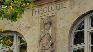 Foto: Steinmetzfigur für die Fakultät der Theologie am Fenstersims, UHG