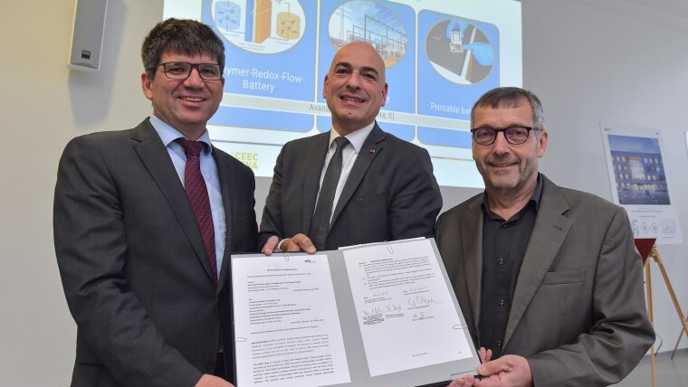 Bernd Rech of HZB (l.), Ulrich S. Schubert of CEEC Jena, and Walter Rosenthal seal the cooperation