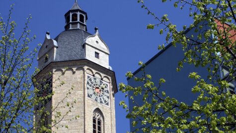Blick zum Turm der Stadtkirche in Jena
