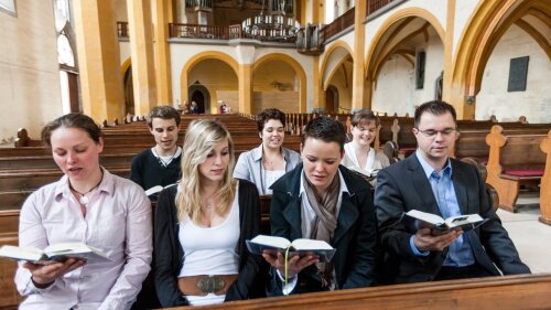 Studierende in der Kirche