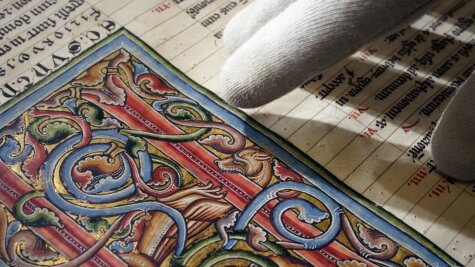 Drachendarstellung in einer Bibel aus dem 13. Jahrhundert