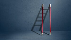 Zwei Bleistifte, deren Schatten eine Leiter nach oben bildet - Anleitung zur Selbstständigkeit?