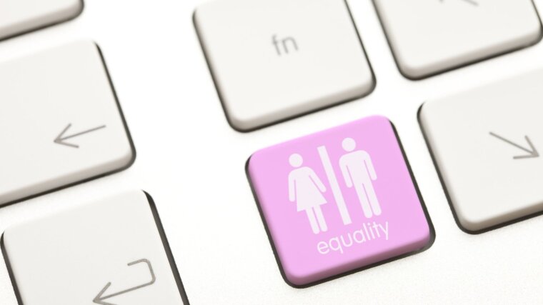 Auf einer weißen Tastatur ist es eine rosa "equality"-Taste, auf der die Genderpiktogramme als gleichwertig dargestellt sind